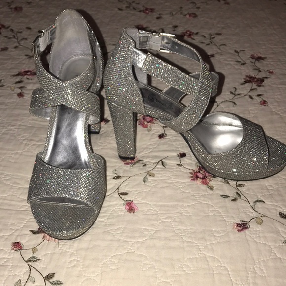 Dress sandal with cross straps - Picture 3 of 5